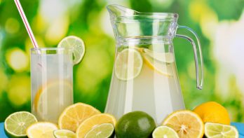 Een verfrissende citroendrank is een goede dorstlesser op warme dagen