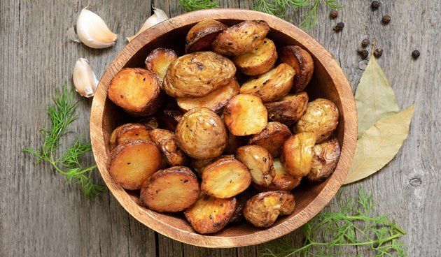 Gebakken aardappelen met kaneel en knoflook