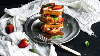 toastbrood met geitenkaas, aardbeien en honing