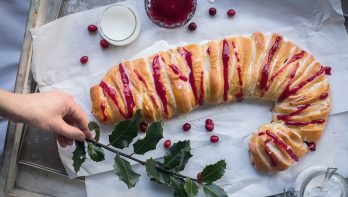 Kerstbrood met roomkaas- en cranberryvulling