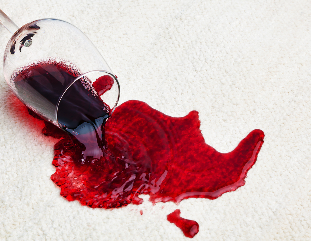 rode wijnvlek in tapijt